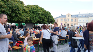 Viele+Leute+aus+der+ganzen+Region+besuchten+das+Bierfest.