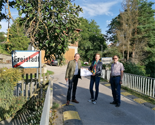 Freistadts Bürgermeisterin Elisabeth Teufer, Lasbergs Bürgermeister Josef Brandstätter und Gemeinderat Karl Prieschl bei der Besichtigung der sanierungsbedürftigen Brücke Tanzwiese.