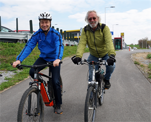 Das Bild zeigt Herbert Schaumberger und Gerd Simon auf Fahrrädern.