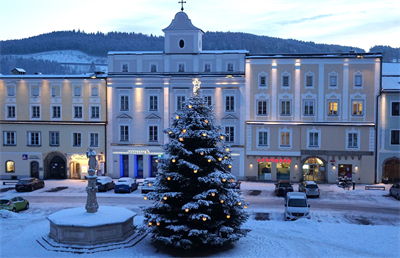 Das Bild zeigt den HAuptplatz mit dem großen Weihnachtsbaum in der Mitte.