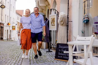 Das Bild zeigt zwei Personen beim Einkaufen in der Altstadt von Freistadt.