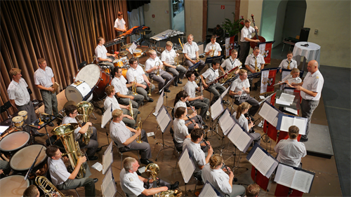 Ein Foto vom Orchester der Militärmusik OÖ im vergangenen Jahr im Salzhof.