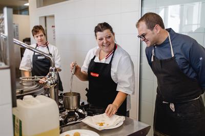 Freistadts Schulköchinnen Alexandra Hofbauer und Daniela Wilfort beim Kochworkshop mit Bio-Botschafter Mathias Gorfer.