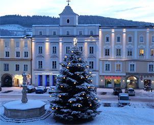 Das Bild zeigt den HAuptplatz mit dem großen Weihnachtsbaum in der Mitte.