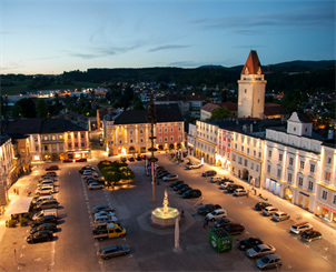 Das Bild zeigt den beleuchteten Hauptplatz von Freistadt.