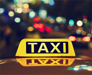 Das Bild zeigt ein leuchtendes Taxischild.