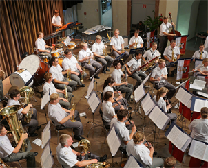 Ein Foto vom Orchester der Militärmusik OÖ im vergangenen Jahr im Salzhof.