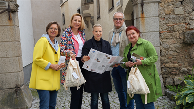 Die Mitglieder der Arbeitsgruppe und Geschichtenschreiberin Katharina Rotschne vom Stadtmarketing bei ihrem „Stadtgeschichten-Streifzug“ durch die Stadt.