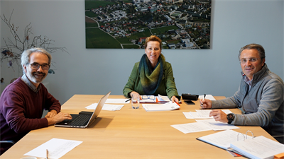 Bürgermeisterin Elisabeth Teufer, Finanzreferent Vizebürgermeister Christian Hennerbichler und Finanzabteilungsleiter Martin Reindl arbeiten am Budgetentwurf 2021.