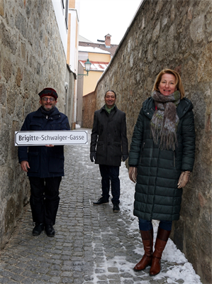 Bürgermeisterin Elisabeth Teufer, Kulturstadtrat Klaus Fürst-Elmecker und Gemeinderat Herbert Schaumberger in der neuen Brigitte-Schwaiger-Gasse in Freistadt