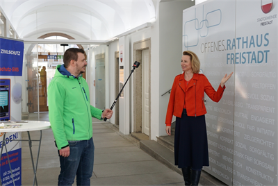 Das Bild zeigt Bürgermeisterin Elisabeth Teufer und Pädagoge Peter Walchshofer beim Videodreh.
