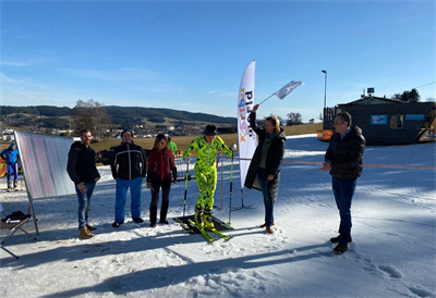 Bürgermeisterin Elisabeth Teufer gab das Startzeichen bei der 24-Stunden-Skitour-Challenge von Lukas Kaufmann am vergangenen Wochenende am Freistädter Schihang.