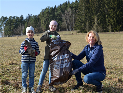 Bürgermeisterin Elisabeth Teufer mit zwei eifrigen Müllsammlern: Helena und Laurenz helfen gerne beim großen Frühjahrsputz der Stadt.