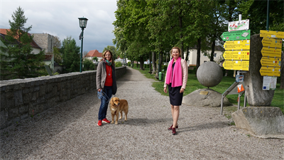 Bürgermeisterin Elisabeth Teufer und Verkehrsstadträtin Sonja Seifried auf der Promenade