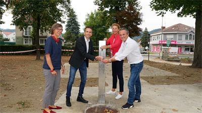 Bürgermeisterin Elisabeth Teufer, Vizebürgermeister Christian Hennerbichler, Stadträtin Maria Kafka und Stadtrat Harald Schuh beim neuen Trinkwasserspender auf der Promenade.