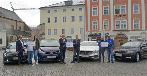 BGM Christian Gratzl, Infrastrukturstadtrat Rainer Widmann mit den Citymobilbetreibern und deren Taxis vor dem Rathaus