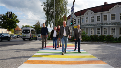 Alexander Würzl (Fraktionsobmann ÖVP), Gerhard Schmidt (SPÖ), Hubert Reitbauer (Fraktionsobmann WIFF), Bürgermeister Christian Gratzl, Herbert Schaumberger (Fraktionsobmann Grüne) gehen über den Regenbogen-Zebrastreifen.
