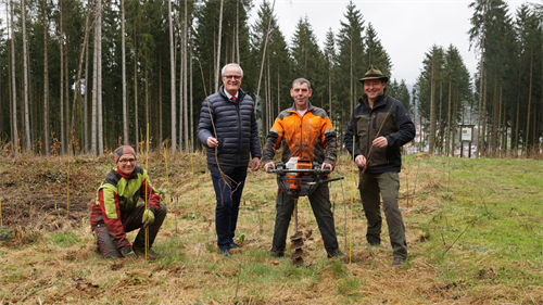 Bgm. Christian Gratzl, Stadtförster Martin Speta und Renate und Peter Schinagl beim Baumpflanzen im Kinderwald
