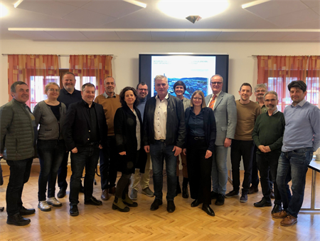 Das Bild zeigt die sechs Bürgermeister der Region Obere Feldaist und das beratendes Expertenteam.