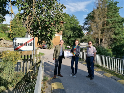 Freistadts Bürgermeisterin Elisabeth Teufer, Lasbergs Bürgermeister Josef Brandstätter und Gemeinderat Karl Prieschl bei der Besichtigung der sanierungsbedürftigen Brücke Tanzwiese.