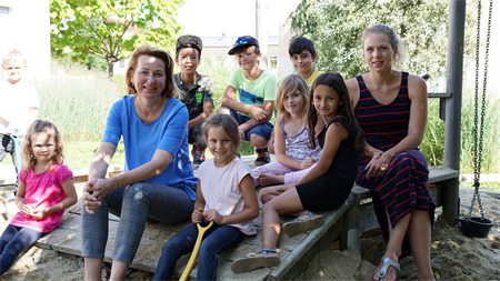 Bürgermeisterin Elisabeth Teufer und Johanna Jachs mit Kindern beim Spielesommer 2020.