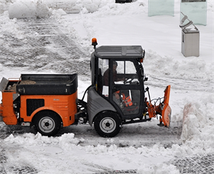 Das Bild zeigt ein Fahrzeug beim Winterdienst.