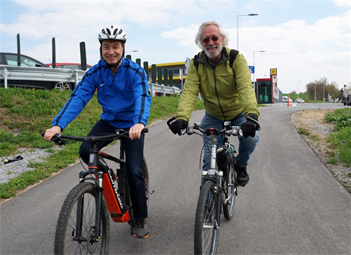 Das Bild zeigt Herbert Schaumberger und Gerd Simon auf ihren Fahrrädern