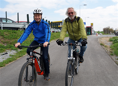 Das Bild zeigt Herbert Schaumberger und Gerd Simon auf Fahrrädern.