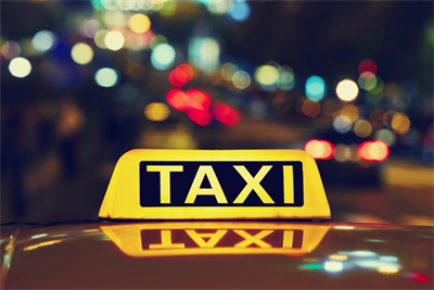 Das Bild zeigt ein leuchtendes Taxischild.