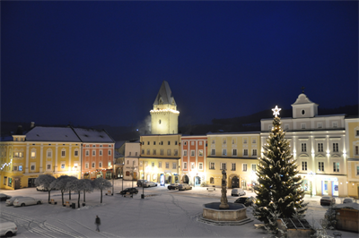 Das Bild zeigt den verschneiten Hauptplatz von Freistadt beleuchtet