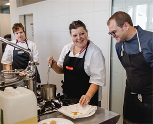 Freistadts Schulköchinnen Alexandra Hofbauer und Daniela Wilfort beim Kochworkshop mit Bio-Botschafter Mathias Gorfer.